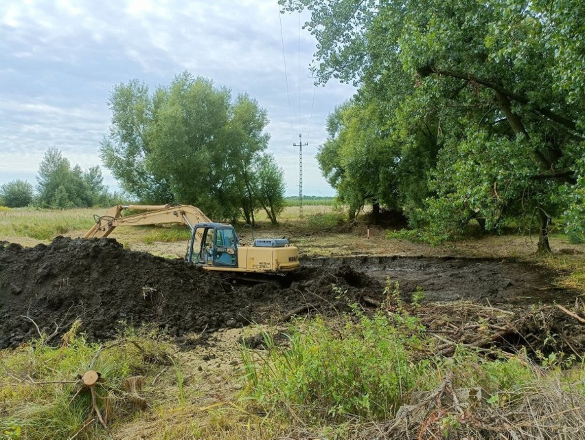 Pierwsze prace przy renowacji zbiornika wodnego w gminie...