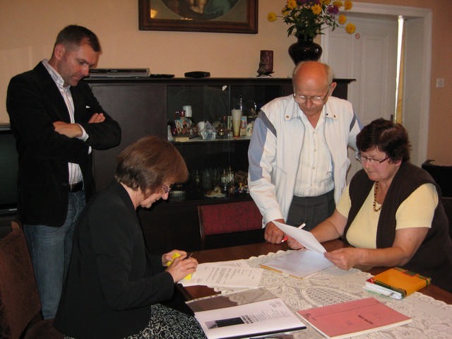 Krystyna Giemza podpisuje umową z muzeum, obok stroi jej bratński. Z lewej Danuta Drywa i Marek Rogowski ze Sztutowa