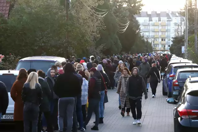 Tłumy wrocławian czekają, żeby oddać swój głos