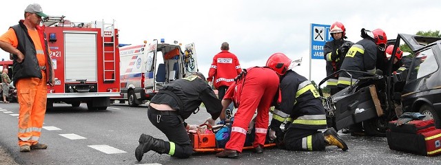 Działania ekip ratowniczych na miejscu wypadku.