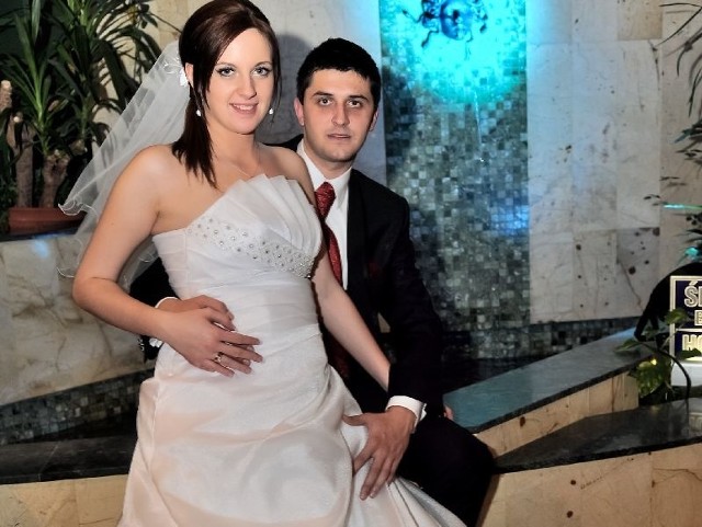 Piłkarz Wiernej Małogoszcz Krystian Milcarz w pierwszy dzień świąt Bożego Narodzenia poślubił swoją narzeczoną Monikę.
