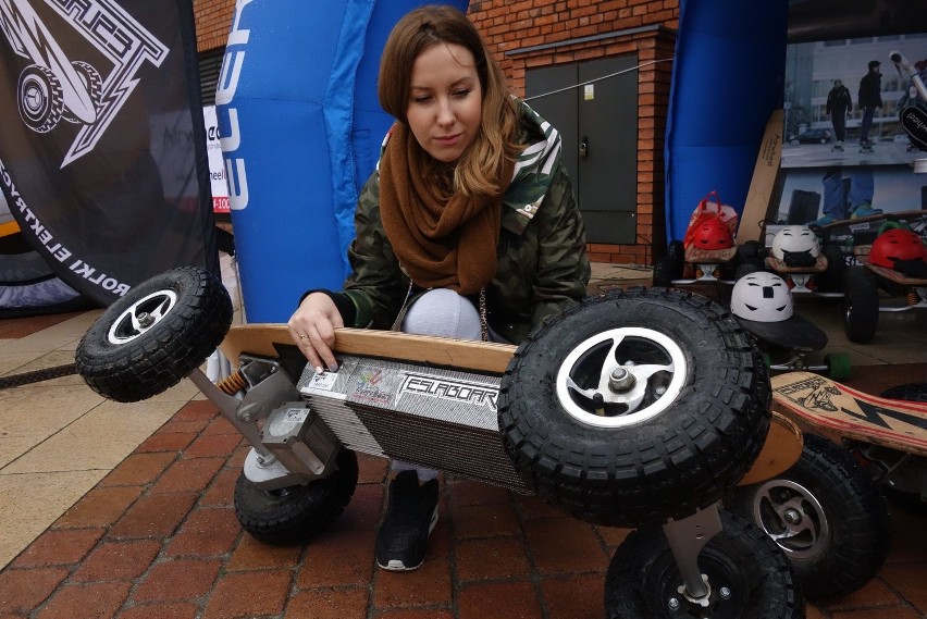 Festiwal Samochodowych Nowości w łódzkiej Manufakturze. Elektryczne deskorolki i rowery [ZDJĘCIA]