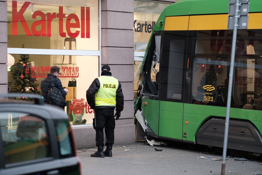 Marcinkowskiego: Groźny wypadek w centrum. Tramwaj wbił się...