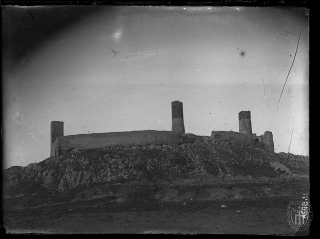 Chęciny, ruiny zamku królewskiego. Widok ogólny. Data zdjęcia: 1912.