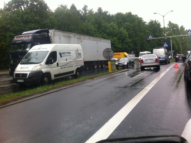 Wypadek w Katowicach na DK86: Na drodze DK86 w Katowicach Giszowcu w kierunku Bielska-Białej postoicie w korku. Na krzyżowaniu obok Dagmy zderzyły się dwa samochody. Reno utknęło na skrzyżowaniu w oczekiwaniu na lawetę przez co utworzył się korek.