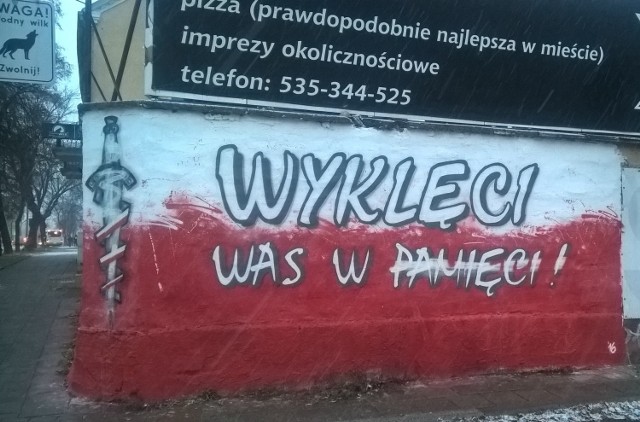 Mural Żołnierze Wyklęci na rogu Starobojarskiej i Sienkiewicza odświeżony po dewastacji