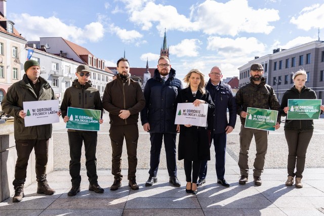 Leśnicy i działacze Solidarnej Polski w obronie polskich lasów przed UE na Rynku Kościuszki w Białymstoku