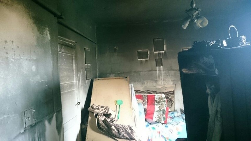 Ogień strawił pokój mieszkalny w tym domu w Krogulczy...