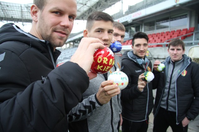 Bombki przygotowane przez piłkarzy Korony Kielce.