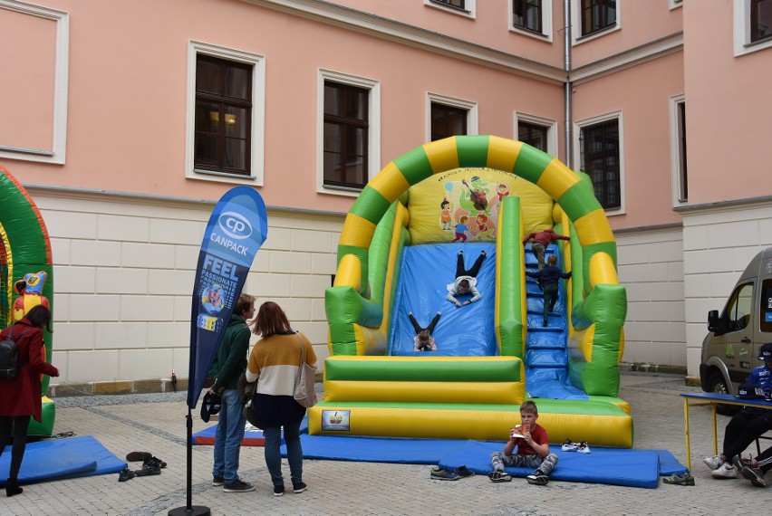 Tarnów. Piknik promujący zdrowie przy I LO w Tarnowie. Nie zabrakło także niespodzianek dla najmłodszych [ZDJĘCIA]