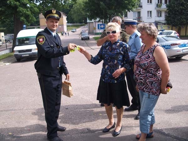 Strażnicy miejscy z Bobolic rozdawali wczoraj dzieciom i dorosłym elementy odblaskowe.