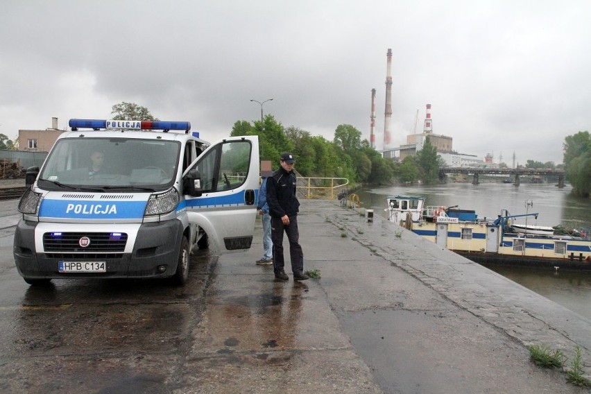 Wrocław: Wypadek w porcie. Mężczyzna wpadł do Odry (ZDJĘCIA)