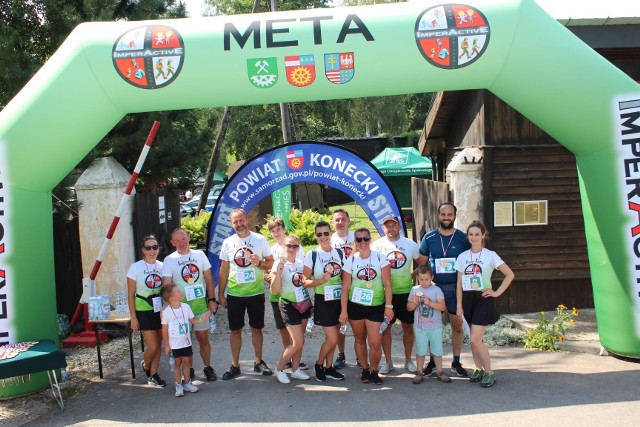 W sobotę w Zabytkowym Zakładzie Hutniczym w Maleńcu odbyły się XXII Kuźnice Koneckie. Oczywiście nie mogło tam zabraknąć ImperActive, bo jako organizatorzy wielu wydarzeń lubimy też uczestniczyć w tego typu eventach jako goście, tym bardziej, że mogliśmy również wziąć aktywny udział w zorganizowanym IV Bieg Rolnika i odtrąbić sukces w postaci  3 miejsca zajętego przez  Karol Leśniak. Gratulacje!Nasza praca i aktywność w sportowym życiu i nie tylko, została doceniona przez Zarząd Powiatu Koneckiego  ze starostą Grzegorzem Piecem na czele, z rąk którego otrzymaliśmy wyróżnienie jako Laureat Marki Koneckiej. Serdecznie dziękujemy za docenienie naszych wysiłków w popularyzację aktywnego spędzania czasu.Zobacz zdjęcia na kolejnych slajdach