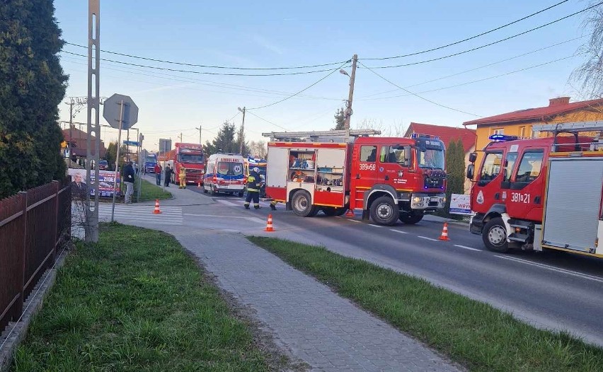 Wypadek w Tarnobrzegu. W zderzeniu dwóch samochodów osobowych poszkodowana kobieta. Zdjęcia