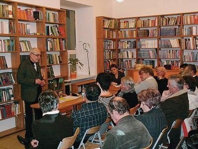 Ostatnie biblioteczne "Spotkanie z historią" było wyjątkowe. Z lewej Tadeusz Jasonek. Fot. archiwum BP w Niepołomicach