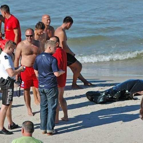 Akcji ratunkowej z plaży przyglądało się kilkaset osób....