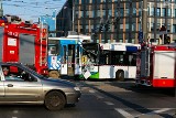 Poranny wypadek na Bramie Portowej. W zderzeniu tramwaju z autobusem 11 osób rannych [ZDJĘCIA, WIDEO]