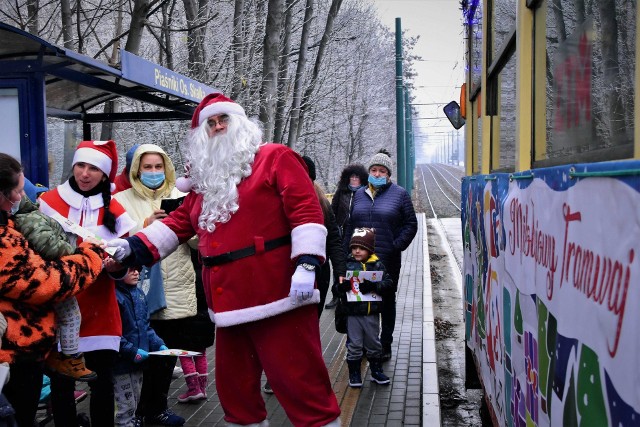 Każdy, kto spotka Mikołaja i Śnieżynkę na przystanku, zostanie obdarowany prezentem. Sprawdźcie rozkład jazdy mikołajowego tramwaju! Zobacz kolejne zdjęcia. Przesuwaj zdjęcia w prawo - naciśnij strzałkę lub przycisk NASTĘPNE