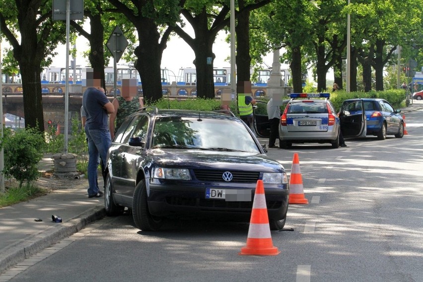 Wrocław: Wypadek na ul. Na Polance. Kierowca przestraszył się koparki