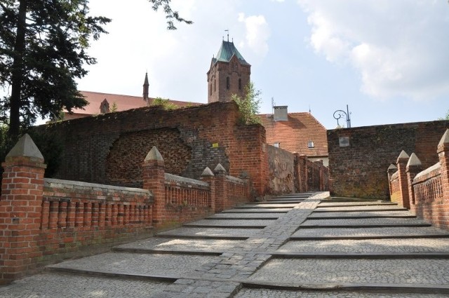 Mury obronne z XV i XVI wieku, które pamiętają bitwę pod Byczyną, zachowały się w całości, ale są w fatalnym stanie.