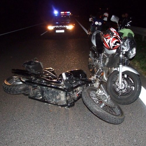 Motocykl po zderzeniu z ciężarówką przewrócił się. Motocyklista trafił do szpitala w Szczecinie.