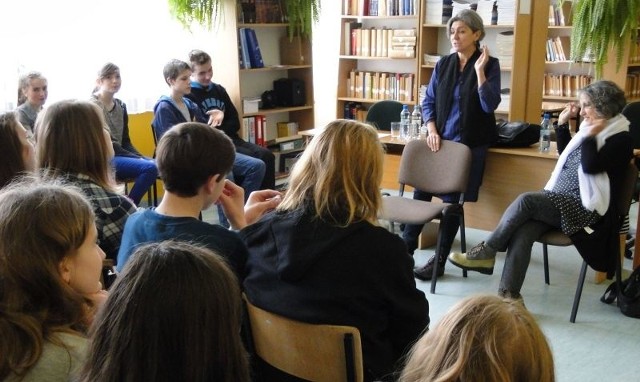 Na spotkaniu z uczniami Gimnazjum w Bodzentynie pisarka Anna Grupińska mówiła o swojej książce "12 opowieści żydowskich&#8221;.