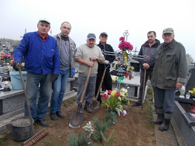 Komitet Odbudowy Nagrobka Rodziny Lenartowiczów podczas porządkowania grobu Lenartowiczów.