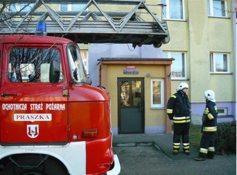 Strażacy w Praszce musieli wyważyć drzwi, żeby ratować chorą...