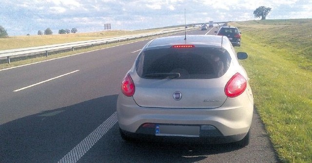 Tak wyglądało miejsce kontroli na trasie S3. Na pierwszym planie nieoznakowany radiowóz policji z Pyrzyc. Nie widać, aby miał włączone światła ostrzegawcze.