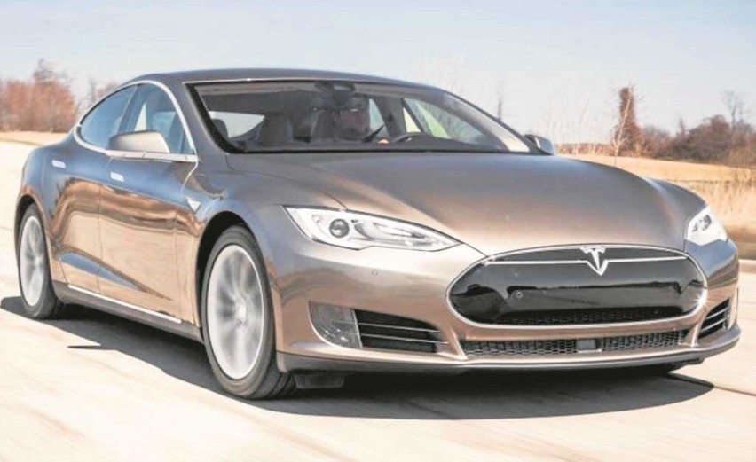 Tesla S. Auto z baterią 85 kWh ma zasięg 483 km