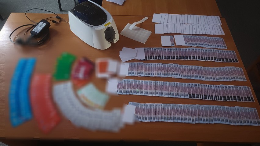 Policja nakryła fałszerzy dowodów osobistych wyłudzających na nie kredyty. 400 tys. zł. strat, blisko 500 zarzutów, 2 zatrzymanych i areszt