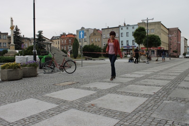 Robotnicy drogowi położyli już kostkę granitową na miejsce...