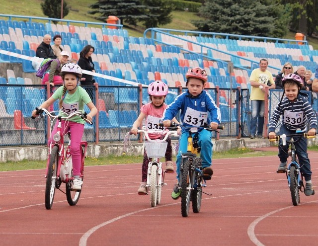 W niedzielę na stadionie Wdy w Świeciu odbyła się impreza rekreacyjna "Dzieciaki na rowery, czyli wyścigi rowerowe od przedszkolaka do starszaka". Chętnych do sportowej rywalizacji w wieku od 3 do 13 lat nie brakowało.