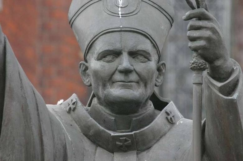 Pomniki Jana Pawła II: Kto powinien dbać o ich jakość?