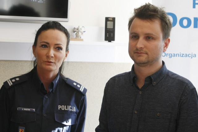 Joanna Kącka, rzecznik Komendy Wojewódzkiej Policji w Łodzi i Karol Orzeł, informatyk podkreślają, że „lajkując” niesprawdzone posty można stać się ofiarą oszustów na Facebooku