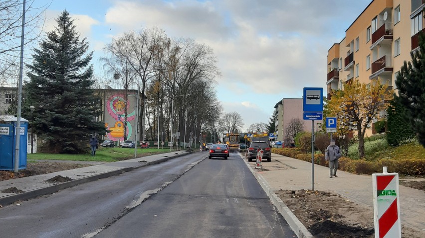 Remont ulicy Banacha. Drogowcy położyli nową nawierzchnię