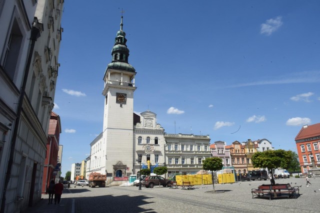 Bytom Odrzański. Tutaj mamy dwie ciekawostki. Po pierwsze obecny ratusz należy do najciekawszych przykładów architektury renesansu w Polsce. Po drugie na środku rynku znajdziecie drugi ratusz, a raczej jego zarys. Bowiem pierwszy ratusz w Bytomiu Odrzańskim wzniesiono około 1483 roku, budynek ten uległ zniszczeniu i został rozebrany pod koniec XVI wieku.