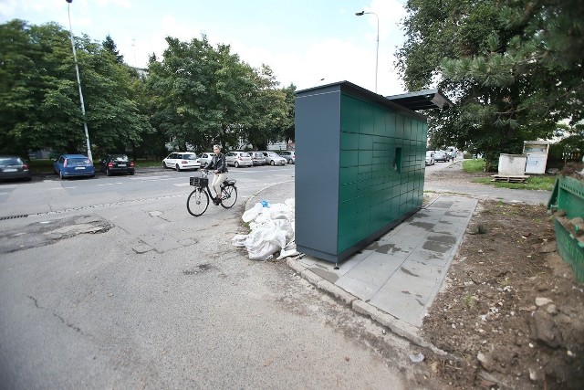 Mieszkańcy Bartoszowic mówią, że nowy automat paczkowy Allegro może stanowić niebezpieczeństwo m.in. dla pieszych