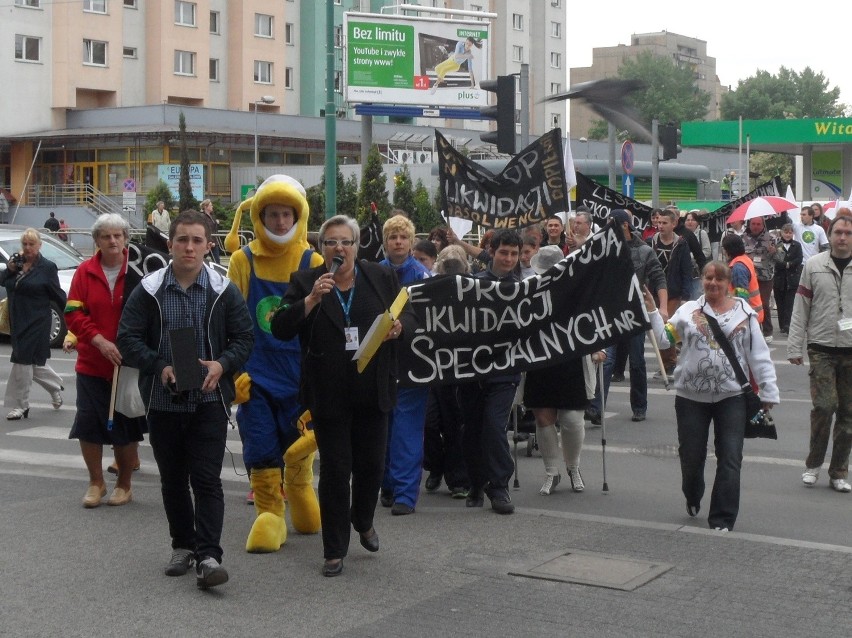 Sosnowiec: protest przeciw likwidacji Zespołu Szkół Specjalnych nr 1 [ZDJĘCIA]