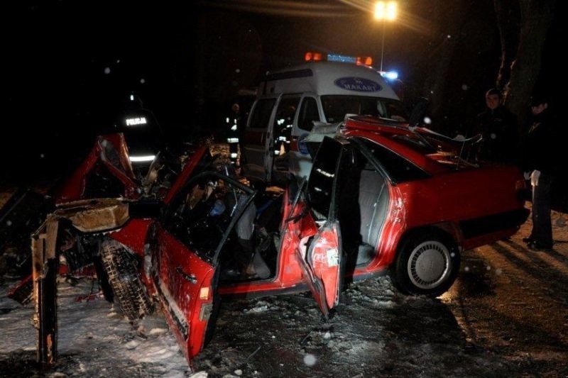 Potworna tragedia! Audi uderzyło w drzewo. Dwie osoby nie żyją