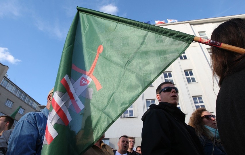 w Gdyni protestowali przeciwko imigrantom. Policja ustala, kto prezentował wrogie hasła [ZDJĘCIA, WI