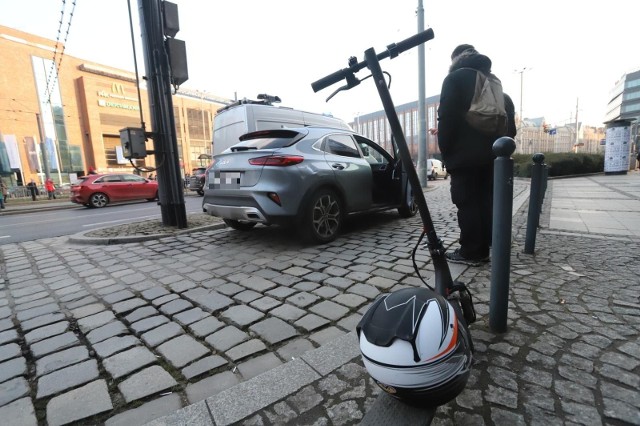 Jazda elektryczną hulajnogą nie jest bezpieczna i stąd apel o zachowanie szczególnej ostrożności