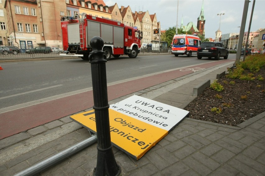 Wypadek na ul. Kazimierza Wielkiego. Znak spadł na głowę...