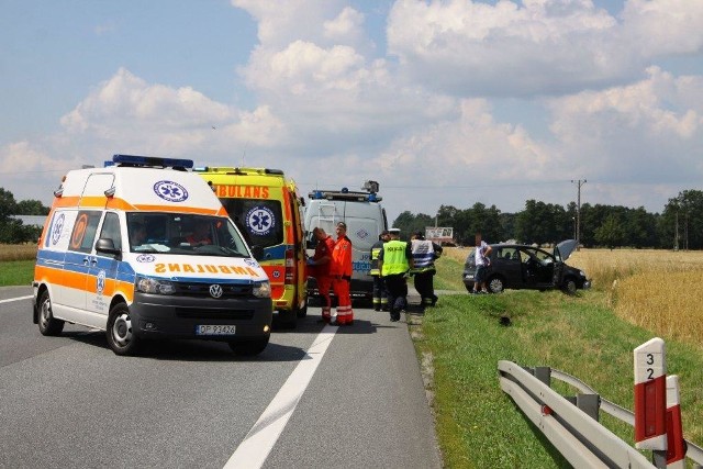 20-latka jadąca obwodnicą postanowiła skręcić w lewo, nie zauważając, że wyprzedza ją właśnie seat leon.