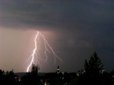 Burza nad Małopolską. Piorun poraził 5-osobową rodzinę. Nie żyje jedna osoba [WIDEO]