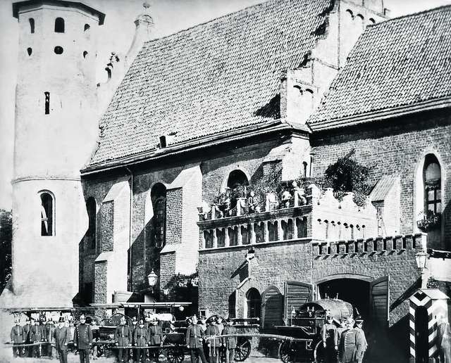 Pod koniec XIX stulecia zarówno zawodowa, jak i ochotnicza bydgoska straż pożarna miały swoją siedzibę w kościele Klarysek
