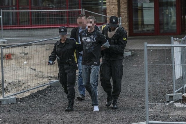 W piątek, 18 maja, wieczorem zielonog&oacute;rska policja został wezwana do pociągu jadącego z Wrocławia. W środku był uzbrojony mężczyzna. Celował do pasażer&oacute;w z broni. Gdy pociąg z Wrocławia dojeżdżał do Zielonej G&oacute;ry, na dworzec PKP została wezwana policja. W pociągu był uzbrojony mężczyzna. Jak ustaliliśmy szaleniec, wyciągnął broń i przeładował ją. Potem wycelował w pasażera.Policjanci poszli do pociągu stojącego na peronie. Jak m&oacute;wi nam świadek wydarzeń, mężczyzna na widok policji uciekł z przedziału. Został bardzo szybko zatrzymany i obezwładniony. Skuty kajdankami został wsadzony do radiowozu i odwieziony na komendę.Jak ustaliliśmy policjanci zabezpieczyli broń, kt&oacute;rą szaleniec wygrażał pasażerom pociągu. Nie wiadomo jeszcze co to za broń.ZOBACZ: PIJANY POTRĄCIŁ POLICJANTKĘ I STARANOWAŁ PIĘĆ AUT&lt;script class=&quot;XlinkEmbedScript&quot; data-width=&quot;640&quot; data-height=&quot;360&quot; data-url=&quot;//get.x-link.pl/f5d46d1a-3b8c-9e9b-9180-e250e3643cc1,7c0b8777-58f5-0c2c-bc7f-5e297acd4ae6,embed.html&quot; type=&quot;application/javascript&quot; src=&quot;//prodxnews1blob.blob.core.windows.net/cdn/js/xlink-i.js?v1&quot;&gt;&lt;/script&gt;&lt;center&gt;&lt;div class=&quot;fb-like-box&quot; data-href=&quot;https://www.facebook.com/gazlub/?fref=ts&quot; data-width=&quot;600&quot; data-show-faces=&quot;true&quot; data-stream=&quot;false&quot; data-header=&quot;true&quot;&gt;&lt;/div&gt;&lt;/center&gt;