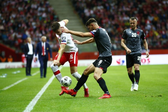 W meczu Albania - Polska faworytem, zdaniem bukmacherów, jest nasza drużyna narodowa. Przedstawiamy kursy największych bukmacherów w Polsce