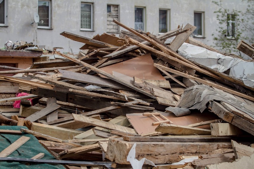 Niewybuch w Świebodzicach. W gruzowisku po kamienicy znaleziono pocisk moździerzowy