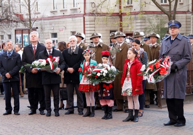 Po Mszy świętej uczestnicy uroczystości zgromadzili się przy Tablicy Katyńskiej, gdzie złożyli kwiaty i zapalili znicze